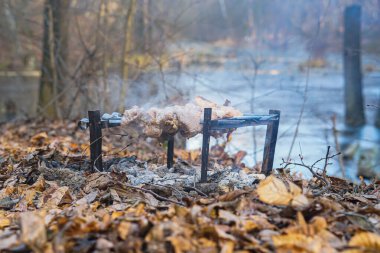Kapalı kapılar ardında kızgın kömürlerin üzerindeki şiş kebap.