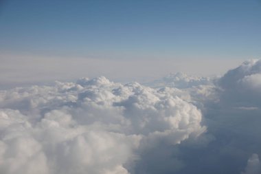 Güzel bir cennet bulutlar ve yukarıda da görüleceği bir uçak penceresinden güneş ışınları bir manzara Panoraması