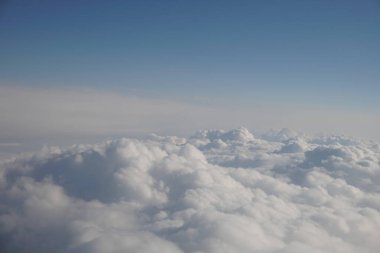 Güzel bir cennet bulutlar ve yukarıda da görüleceği bir uçak penceresinden güneş ışınları bir manzara Panoraması