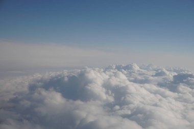 Güzel bir cennet bulutlar ve yukarıda da görüleceği bir uçak penceresinden güneş ışınları bir manzara Panoraması