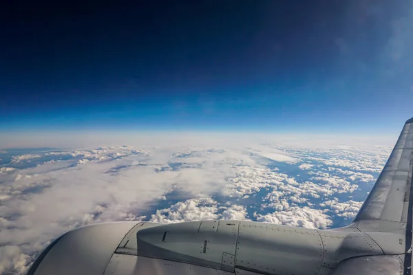 Imagen Del Ala Motor Reacción Del Avión Sobre Cielo Azul — Foto de Stock
