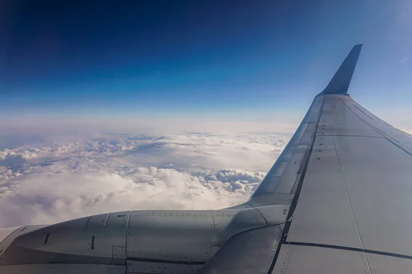 Ala Avión Volando Por Encima Las Nubes Gente Mira Cielo — Foto de Stock