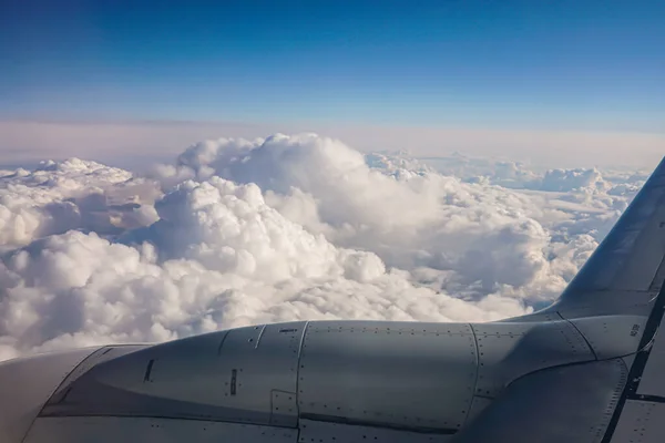 Imagen Del Ala Motor Reacción Del Avión Sobre Cielo Azul — Foto de Stock
