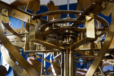 Büyük bir kule saatinin eski mekanizması