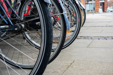 Bisiklet dükkânı, yeni motorlar.