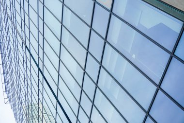 Şehirdeki gökdelenlerin modern cam siluetleri