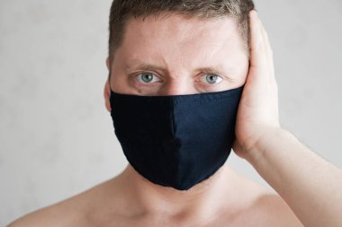 Tıbbi maskeli adam, öfkeli duyguların portresi..