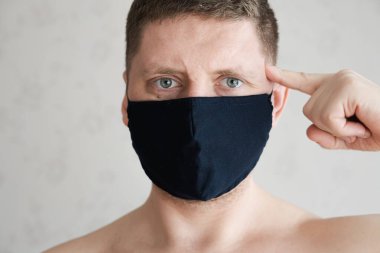 Tıbbi maskeli adam, öfkeli duyguların portresi..