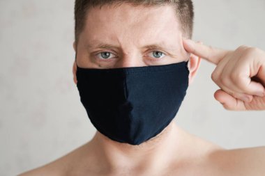 Tıbbi maskeli adam, öfkeli duyguların portresi..