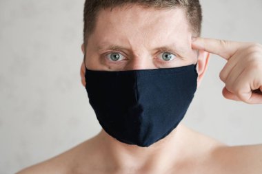 Tıbbi maskeli adam, öfkeli duyguların portresi..