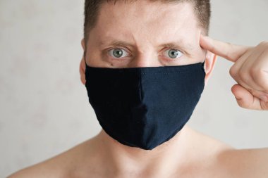 Tıbbi maskeli adam, öfkeli duyguların portresi..