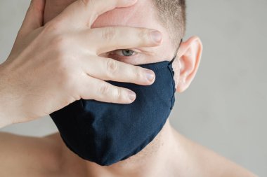 Tıbbi maskeli adam, öfkeli duyguların portresi..