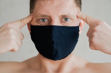 Tıbbi maskeli adam, öfkeli duyguların portresi..