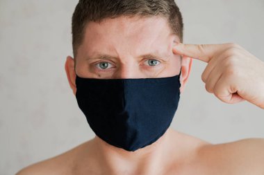 Tıbbi maskeli adam, öfkeli duyguların portresi..