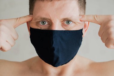 Tıbbi maskeli adam, öfkeli duyguların portresi..