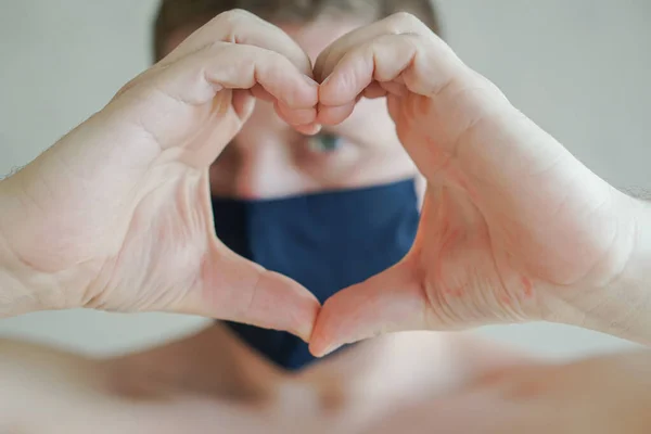 Tipo Com Uma Máscara Médica Dobra Mãos Coração — Fotografia de Stock