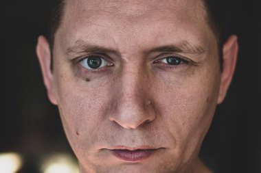 Bir adamın yakın plan portresi, şüphe duygusu..