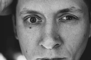 Üniversiteli bir gencin siyah beyaz portresi