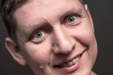 Bir erkeğin yakın plan portresi, sevinç ve şaşkınlık duyguları.