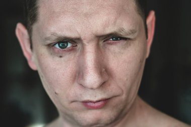 Gri tonlu genç bir adamın portresi. Yakın plan, düşünceli duygular.