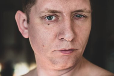 Gri tonlu genç bir adamın portresi. Yakın plan, düşünceli duygular.