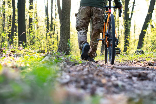 Cyklista Vede Kolo Svých Rukou Kráčí Lesních Stezkách — Stock fotografie