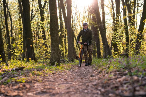 Cycliste Conduit Vélo Dans Ses Mains Marche Long Des Sentiers — Photo