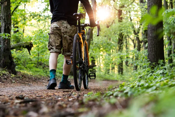 Radler Spazieren Mit Fahrrad Wald — Stockfoto