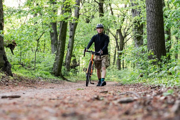 Cyklistvandring Med Cykel Skogen — Stockfoto