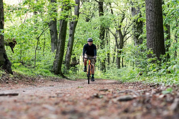 Ung Man Från Ryggen Rider Cykel Längs Stigen Bland Träden — Stockfoto