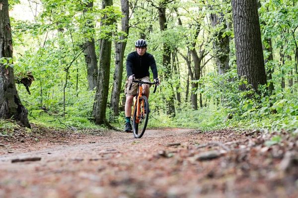 Jovem Parte Trás Montando Uma Bicicleta Longo Caminho Entre Árvores — Fotografia de Stock