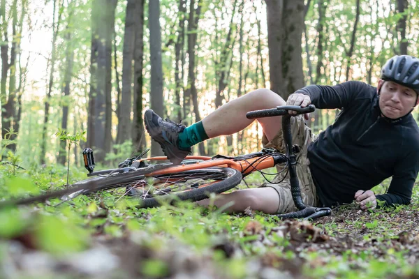 Jeune Homme Est Tombé Sur Vélo Dans Forêt Été Blessé — Photo