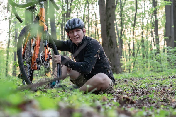 Jeune Homme Est Tombé Sur Vélo Dans Forêt Été Blessé — Photo