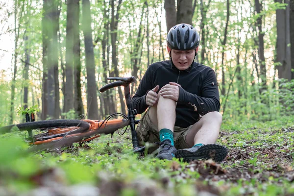 Ung Kille Föll Cykel Skogen Skadades — Stockfoto