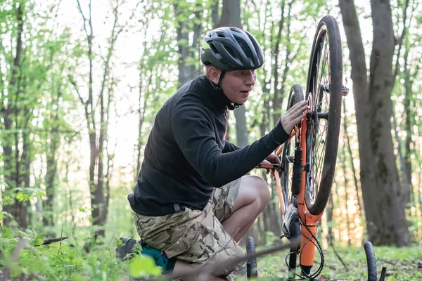 Cyklist Cykel Reparation Vägen Han Läckte Däck — Stockfoto