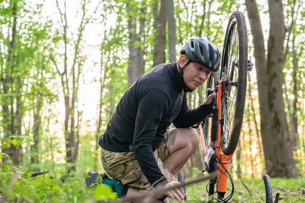 骑自行车的人在路上修理 他把轮胎漏掉了 — 图库照片