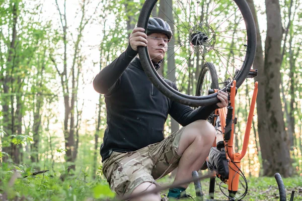 Ciclista Reparação Bicicletas Estrada Ele Vazou Pneus — Fotografia de Stock