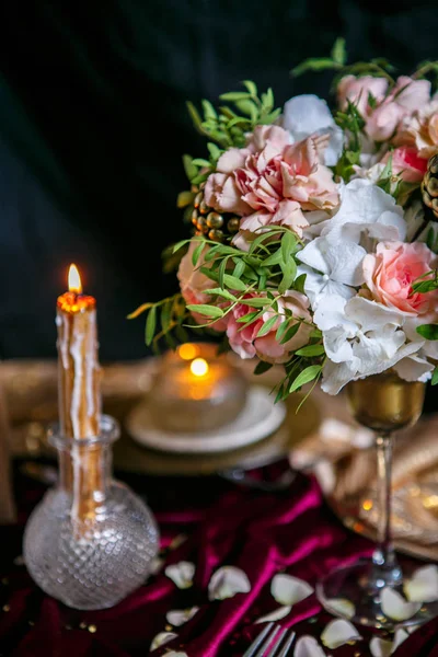 Tablo buket ve mumlar eşliğinde