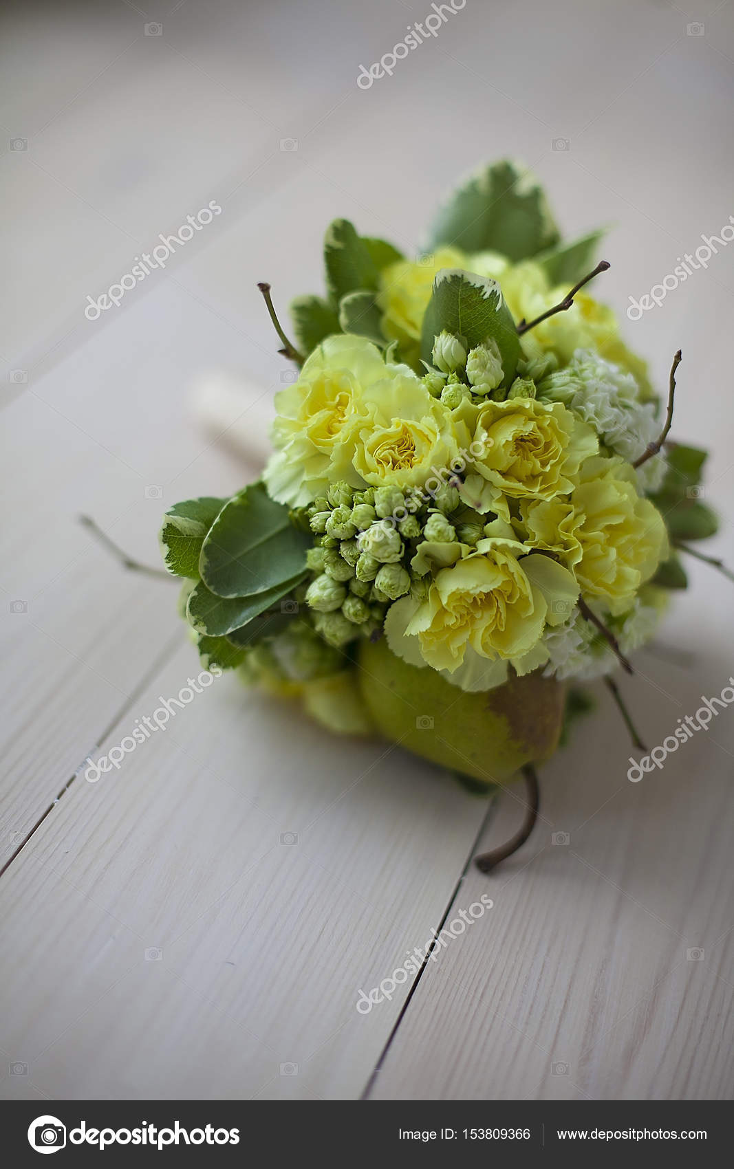 Bouquet De Fleurs Jaunes Sur Fond En Bois Photographie