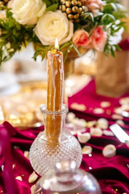 Tablo buket ve mumlar eşliğinde