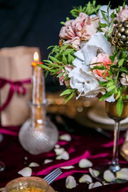 Tablo buket ve mumlar eşliğinde