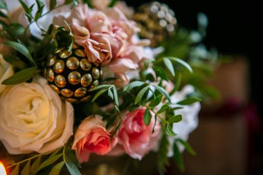 Tablo buket ve mumlar eşliğinde