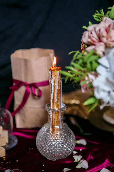 Tavola servita con bouquet e candele — Foto Stock