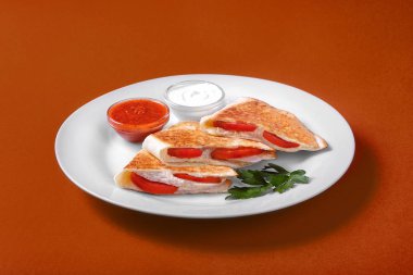 Quesadilla tavuk ve domates, iki sos ile