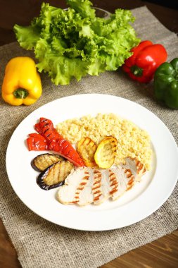 Izgara tavuk ve sebze ile bulgur