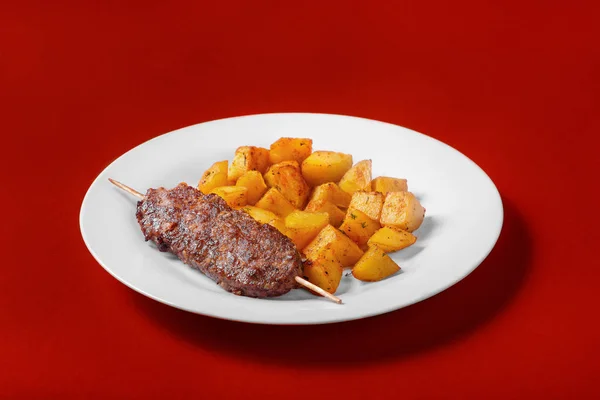 Мясо кебаб с жареным картофелем для меню — стоковое фото