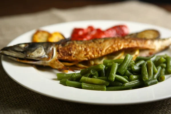 Здоровое и правильное питание, рыба и овощи на гриле — стоковое фото