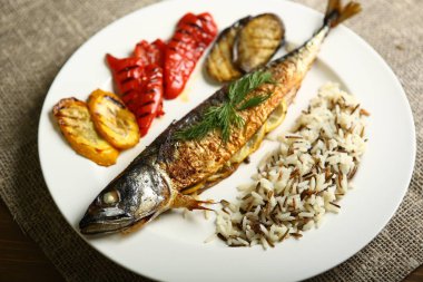 Sağlıklı ve uygun yemek, ızgara balık ve sebze