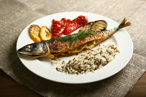 健康と適切な食品、魚のグリル、野菜 — ストック写真
