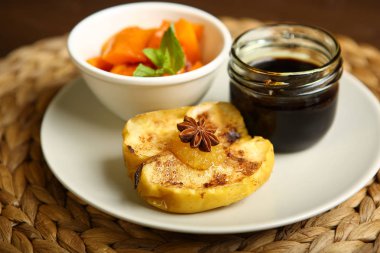 Sağlıklı gıda pişmiş elma ve kabak